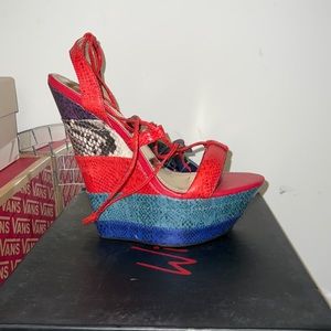 Cute wedge worn once multi colored FITS LIKE AN 8